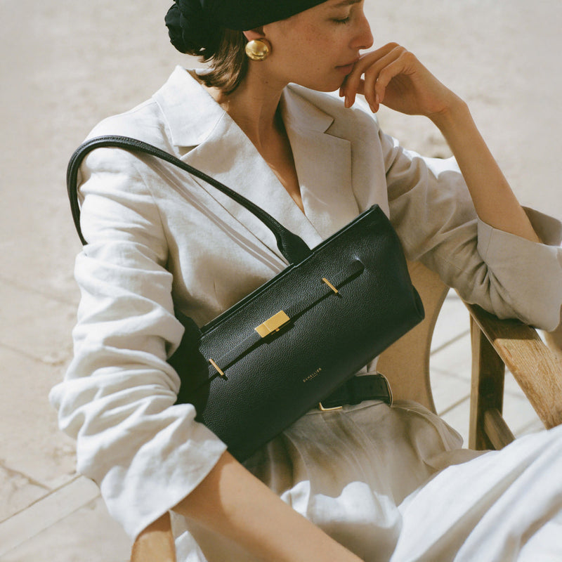 The New York Shoulder Black Small Grain